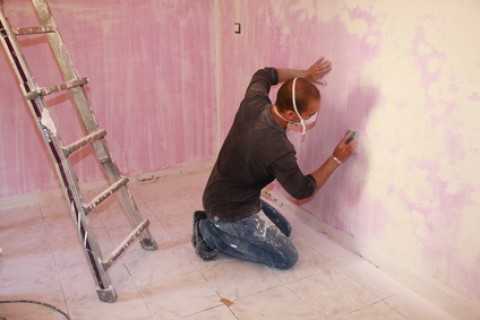 Peindre un mur déjà peint : décapez, poncez, lessivez !