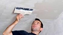 Pose d'un plafond en plaques de plâtre