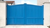 Un portail battant de couleur bleu
