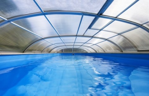 Piscine couverte : combien est-ce que ça coûte vraiment ?