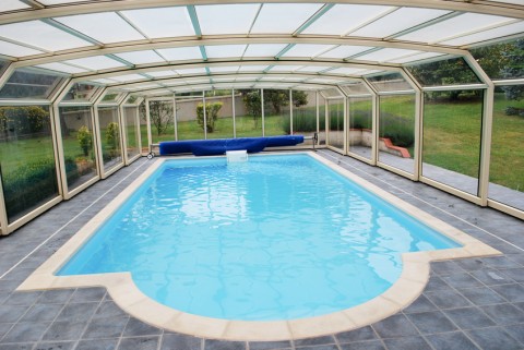 5 conseils de pros pour entretenir votre abri de piscine