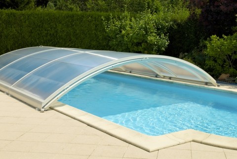 Abri bas de piscine : gagnez 10°C sur l’eau du bassin !