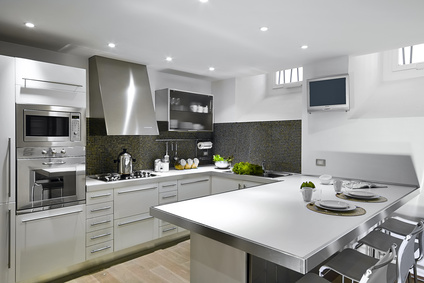 cucina moderna con penisola e parquet