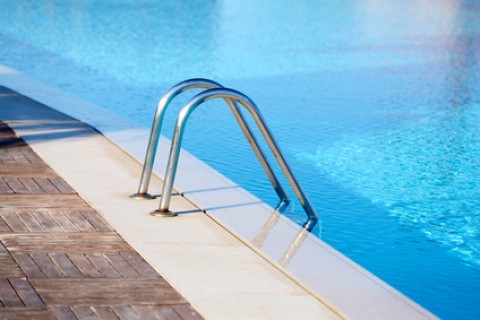 Quel traitement choisir pour sa piscine : chlore, brome ou sel ?