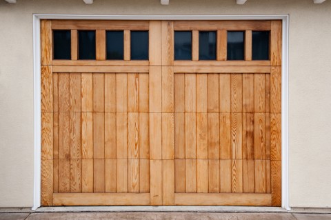 Porte de garage en PVC, bois ou alu : Quel matériau choisir ?