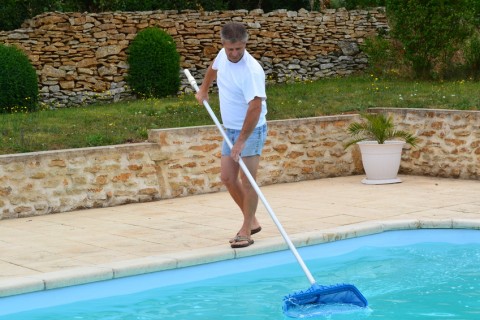 Entretien de la piscine : gardez une eau toujours propre